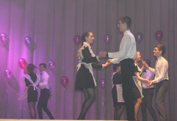 Под звуки школьного вальса…
